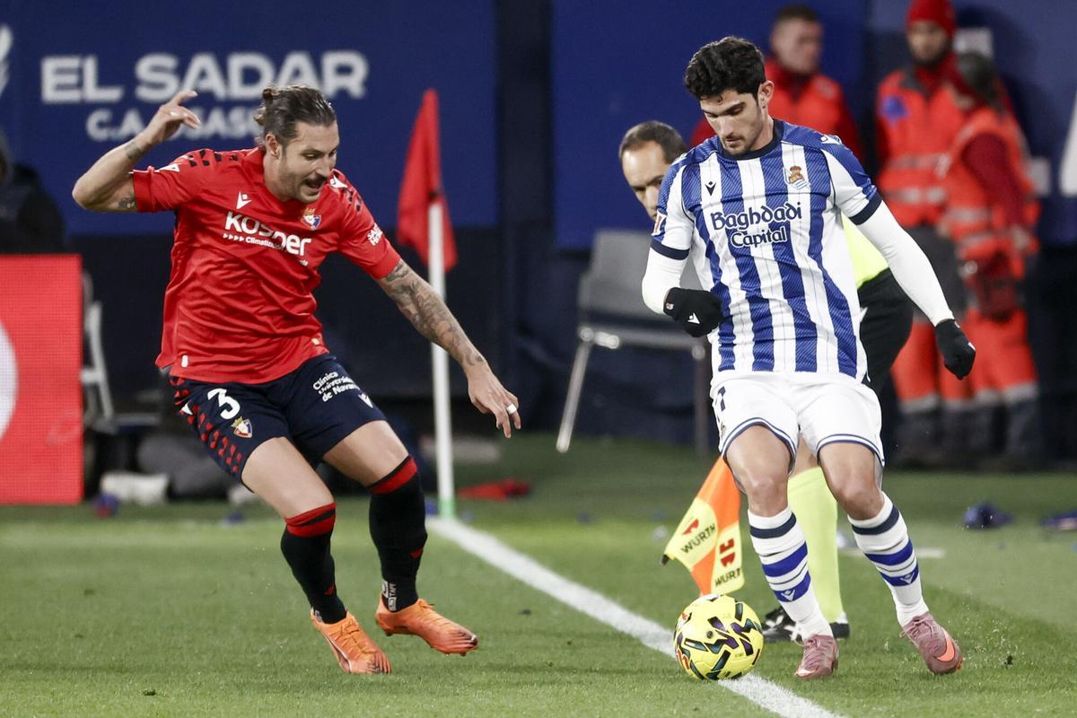 El defensa de Osasuna Juan Cruz (i) lucha con Gonçalo Guedes.
