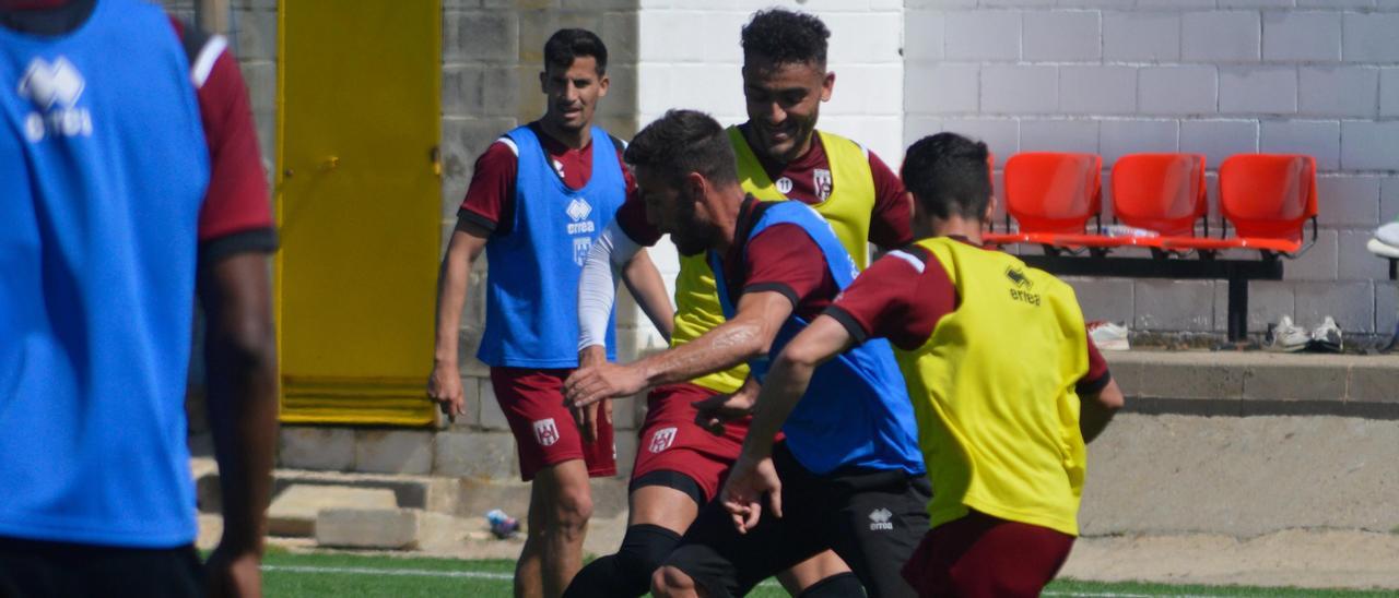 Jugadores del Mérida durante un entrenamiento de esta semana.