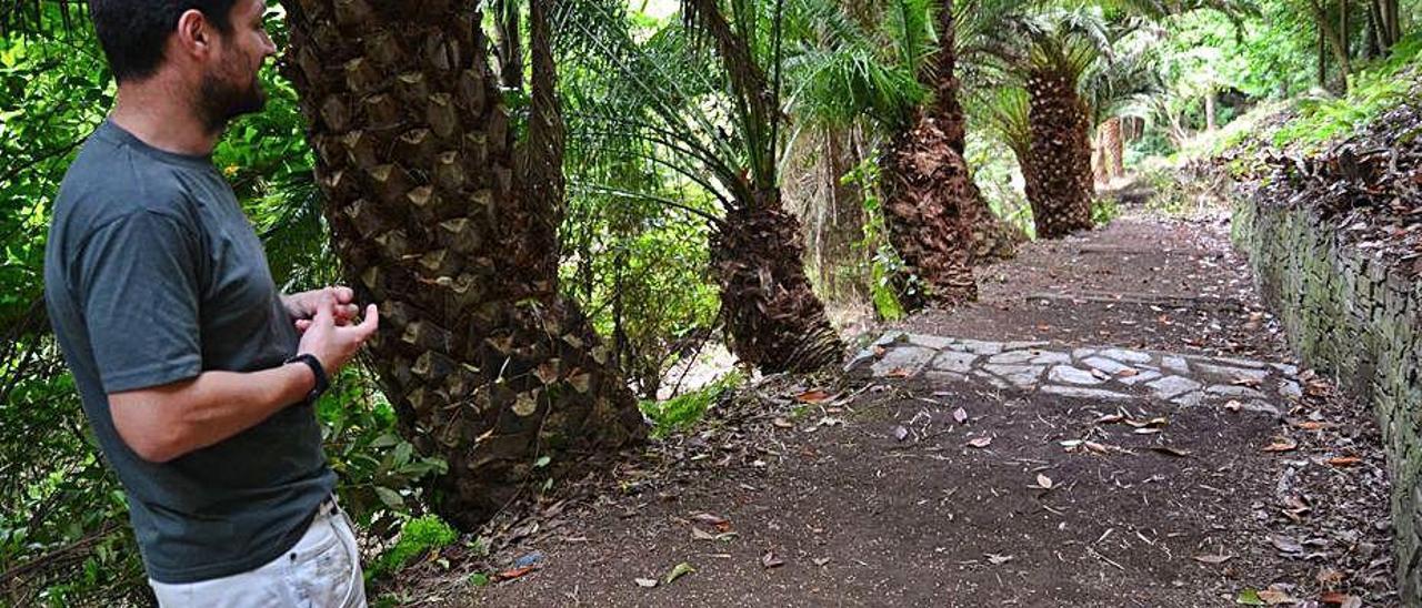 El concejal de Turismo, Ismael González, en una de las sendas del jardín.