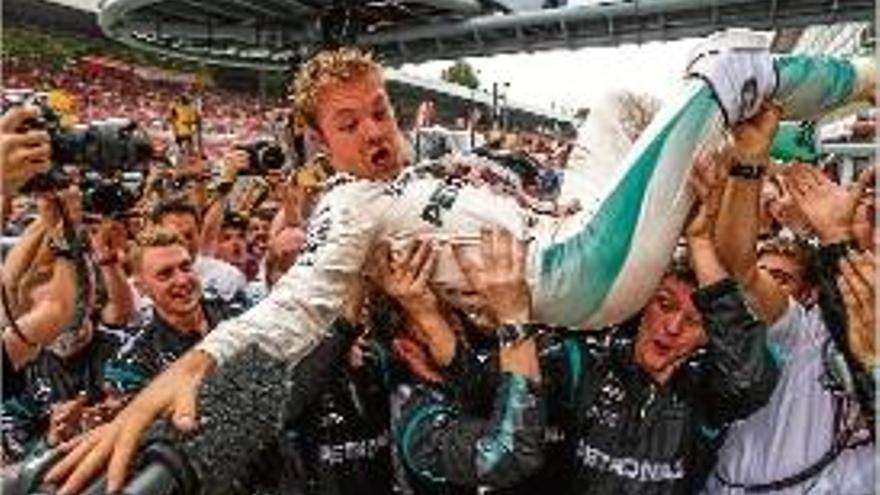 Nico Rosberg mantejat per bona part dels mecànics de Mercedes.