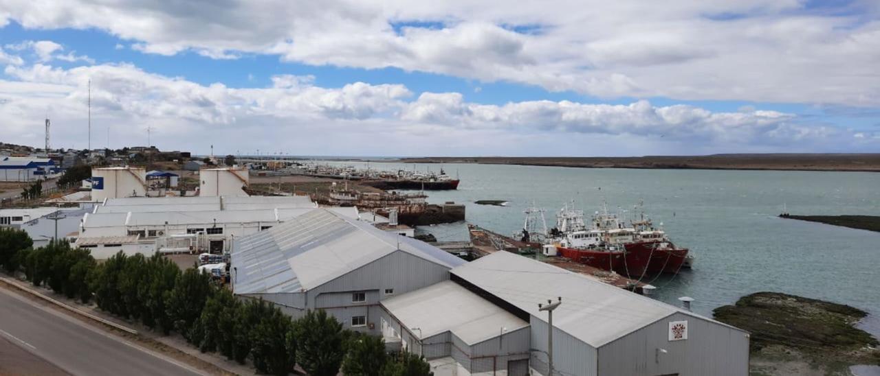 VIsta general de la semana 
pasada del muelle de Puerto 
Deseado, donde operan 
buques de Vieira, Iberconsa o 
Profand.   | // CEDIDA