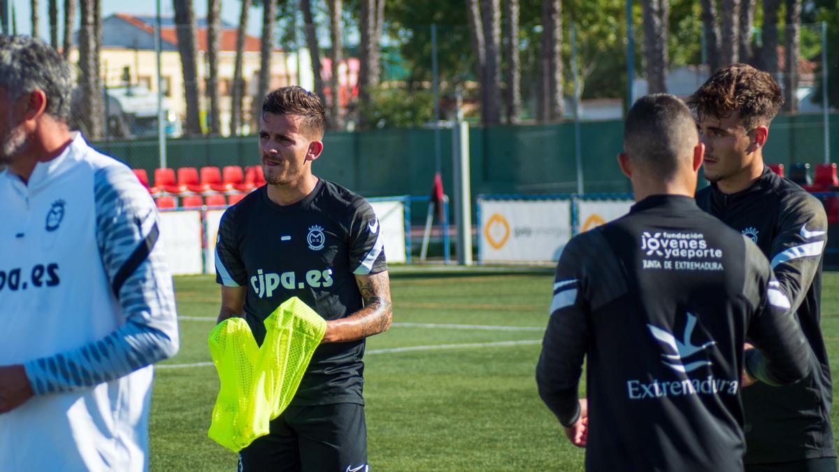 Abraham Pozo junto a varios compañeros del Montijo en un entrenamiento