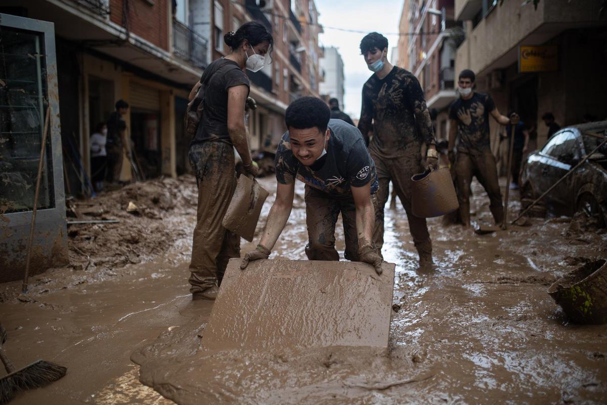 Vecinos durante las labores de limpieza de la DANA de Valencia.
