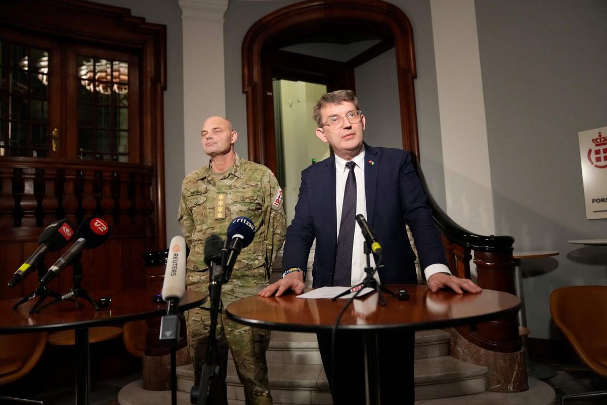 El ministro de Defensa danés, Troels Lund Poulsen (R), y el jefe de la defensa danesa Michael Wiggers Hyldgaard, tienen una puerta en el Ministerio de Defensa en Copenhague, Dinamarca, el 14 de enero de 2025.