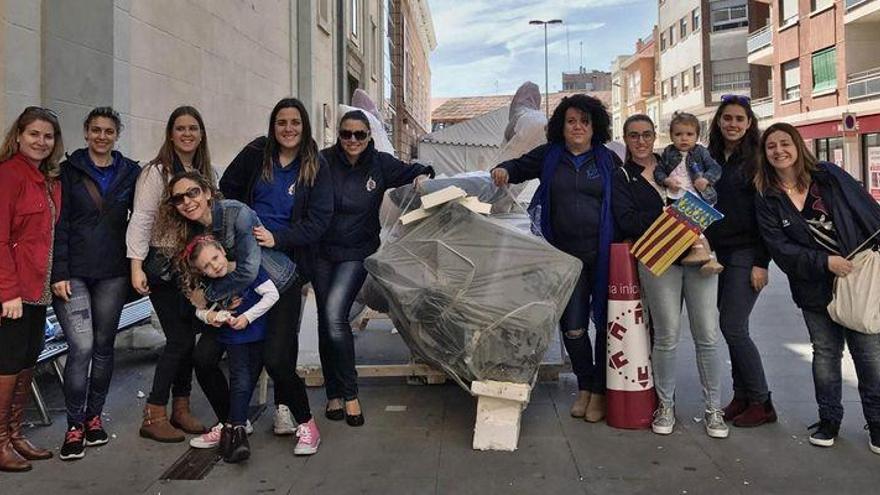 Los ‘ninots’ más madrugadores comienzan a hacerse dueños en las fallas de Burriana