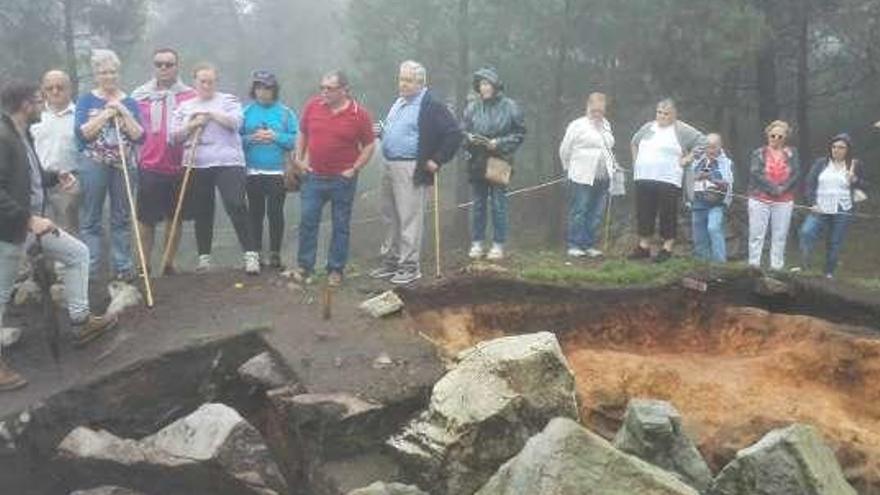 Un grupo, durante la visita al dolmen de La Cobertoria.