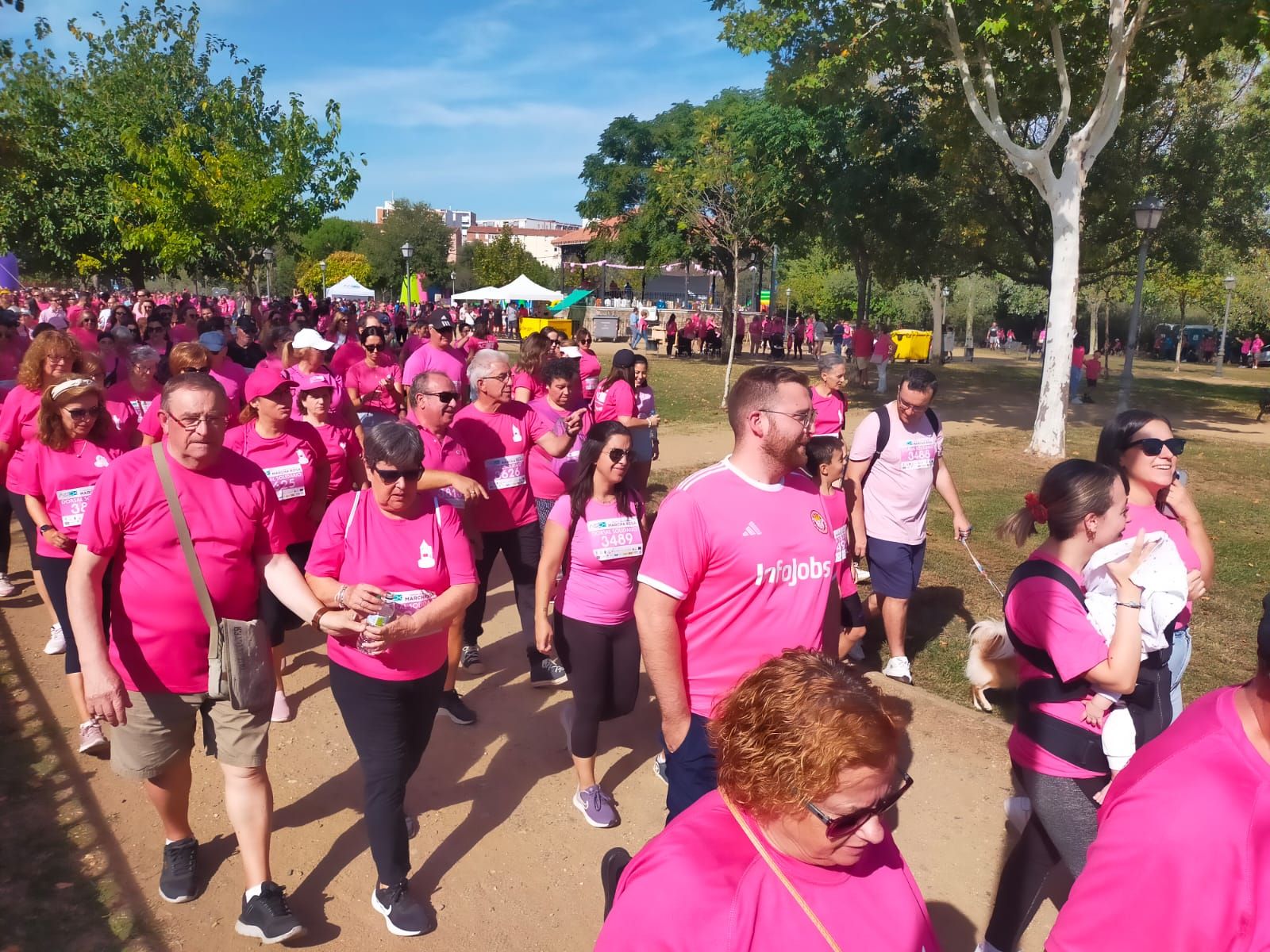 GALERÍA | Así ha sido la marcha rosa de Plasencia