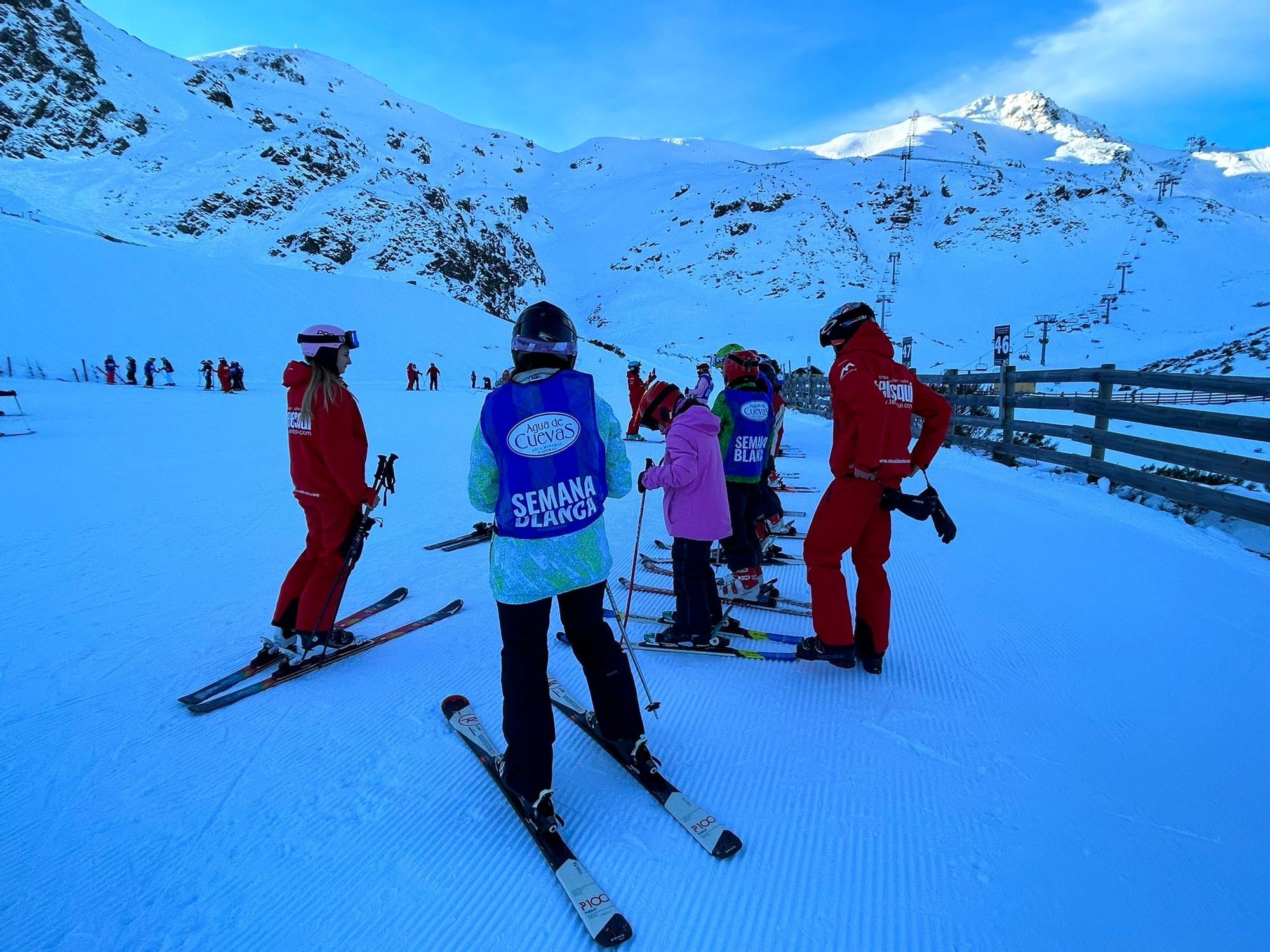 Así está siendo el primer día de la temporada de esquí en Asturias: Pajares y Fuentes, con muchos aficionados