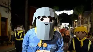 La Nucía se llena de color, fantasía y humor con una Cabalgata de Disfraces que reúne a 22 penyas