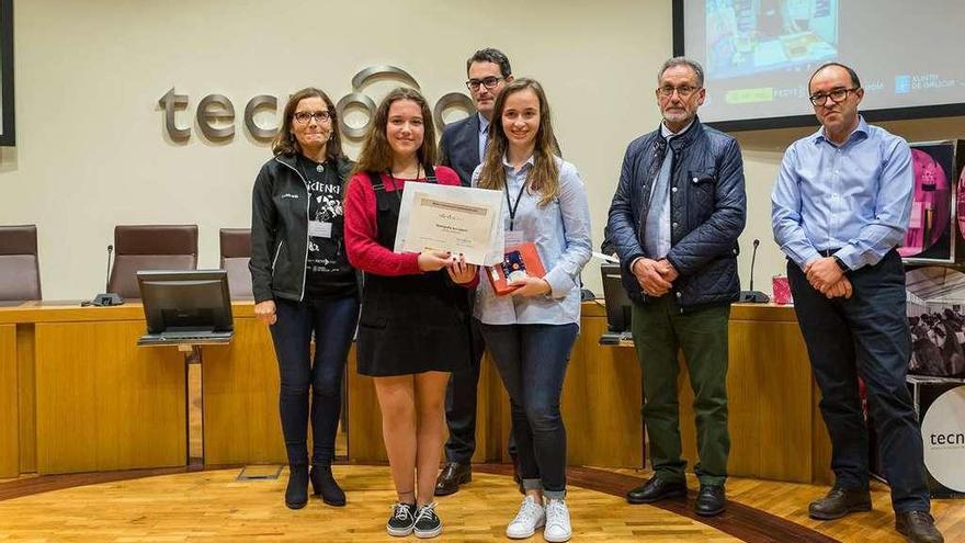 Las dos alumnas del IES Aller Ulloa recogen el diploma en el acto de ayer en Ourense.