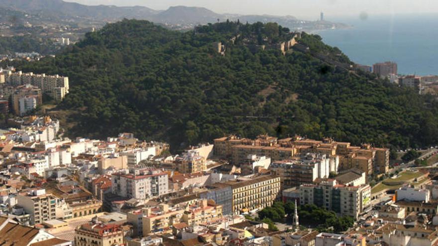 El Monte Gibralfaro con la ciudad a sus pies.