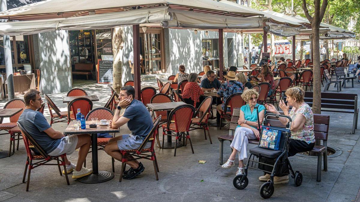 Barcelona aplaza la reforma de la ordenanza de terrazas y busca consenso entre restauradores y vecinos