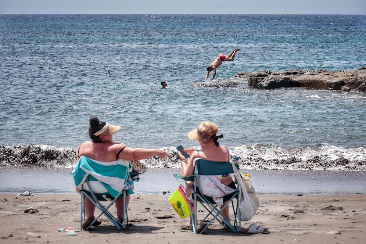 Bañistas en una playa de Abades, en Arico, uno de los municipios de menos de 20.000 habitantes que carece de servicio de socorrismo.