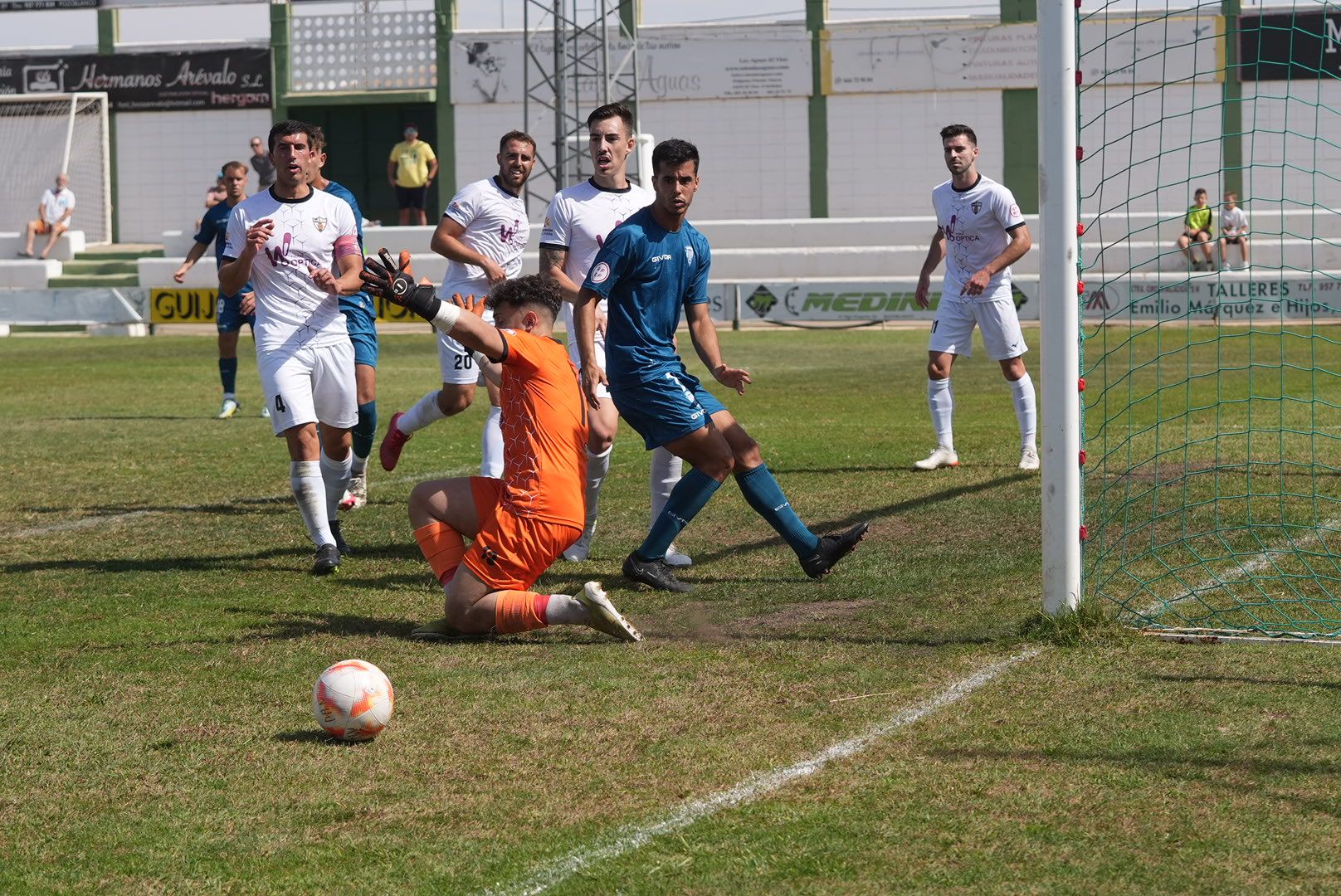 Las imágenes del derbi de Tercera entre el Pozoblanco y el Córdoba CF B