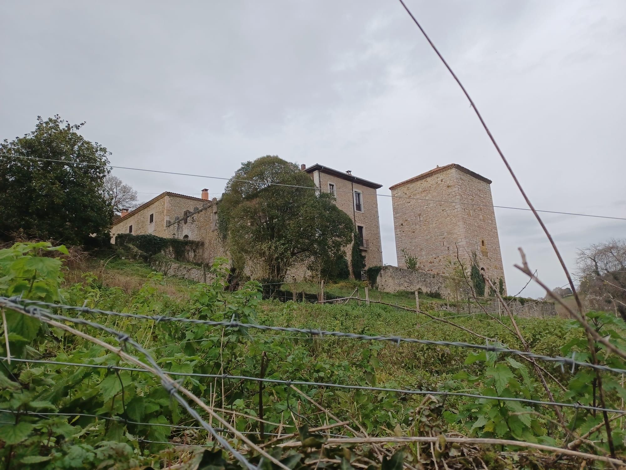 La Torre de Báscones está a la venta: así es el espectacular conjunto palaciego de Grado