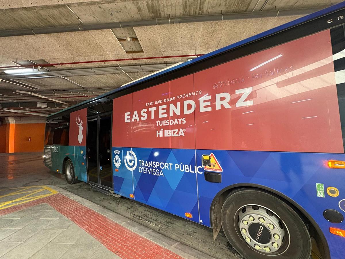 Autobús con una valla gigante de Hi Ibiza.