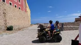 Un vecino de Ibiza denuncia la circulación de un quad «a toda pastilla» por Dalt Vila: «Es una vergüenza y un ejemplo de que en esta isla hay gente que hace lo que le da la gana»
