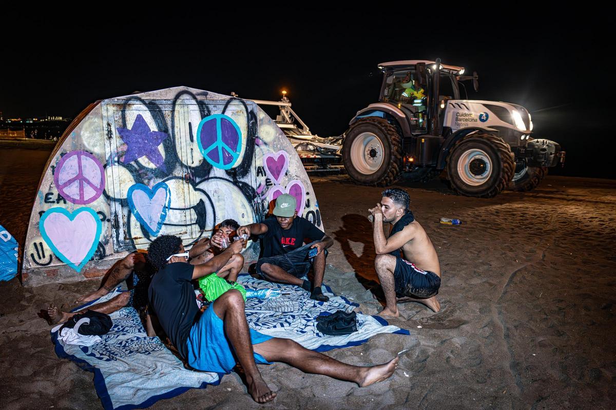 Refugio nocturno: Barcelona se refresca y descansa en sus playas durante las noches calurosas