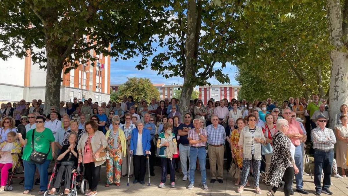 Los vecinos de Versalles y alrededores congregados para la celebración de la misa de canpaña presidida por David Cuenca en el día de Asturias. | I.R.