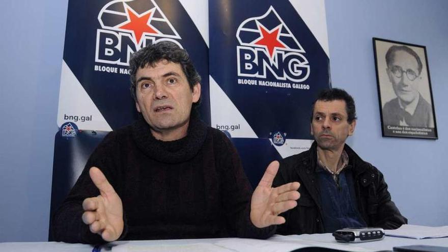 Daniel Rodas y Xosé Magariños, ayer, en la sede del BNG estradense. // Bernabé/Javier Lalín