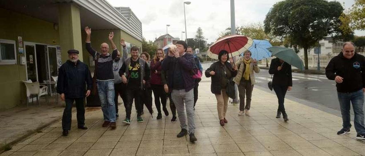 Participantes en el primer roteiro de Vilaxoán, en dos puntos emblemáticos de la localidad vilagarciana. // Noé Parga