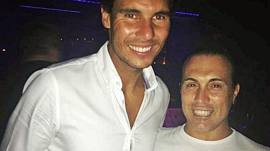 El tenista Rafa Nadal junto al relaciones públicas José Miguel Babon.