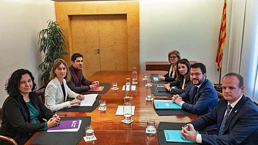 Taula dels equips negociadors dels pressupostos de la Generalitat.