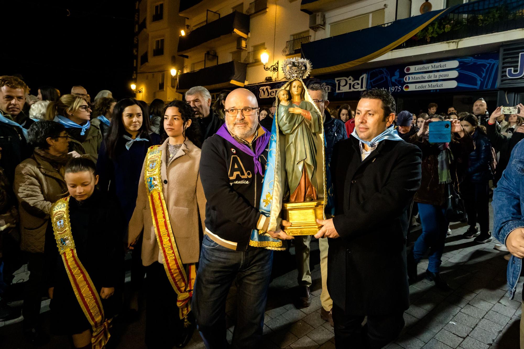 Devoción en Benidorm en la procesión de L'Alba