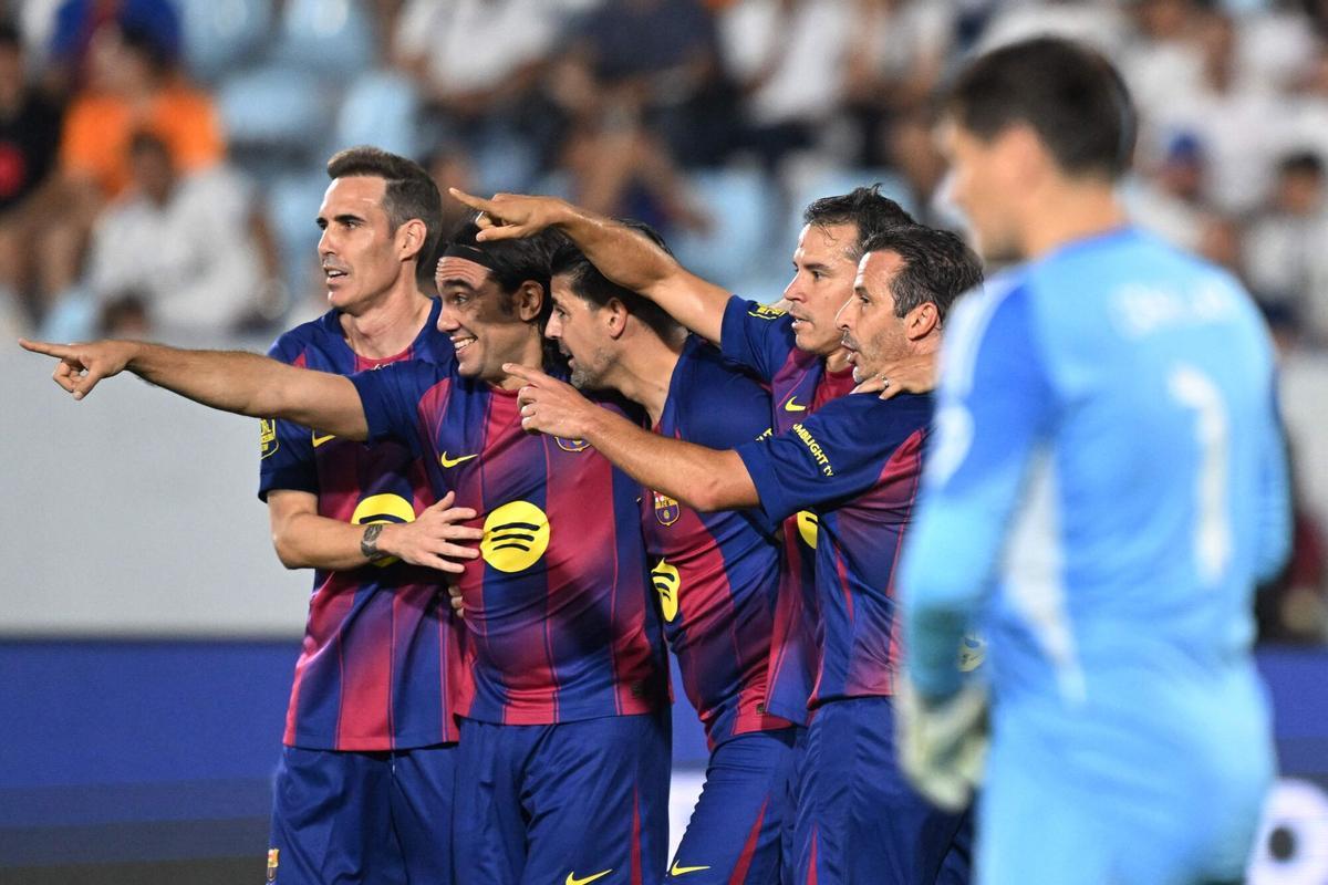 Los jugadores del Barça celebran el gol de Javier Saviola en el amistoso de leyendas ante el Madrid.