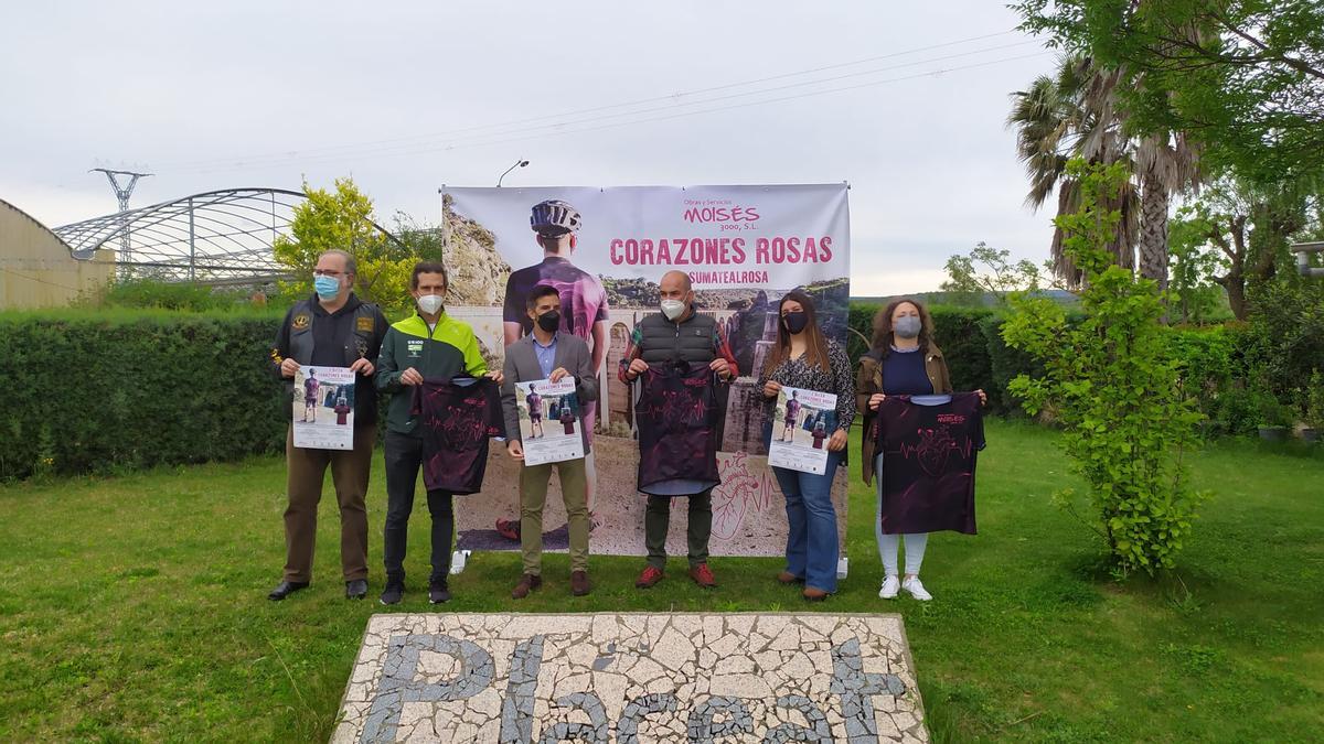 González, tercero por la derecha, junto a colaboradores del proyecto, en la presentación.