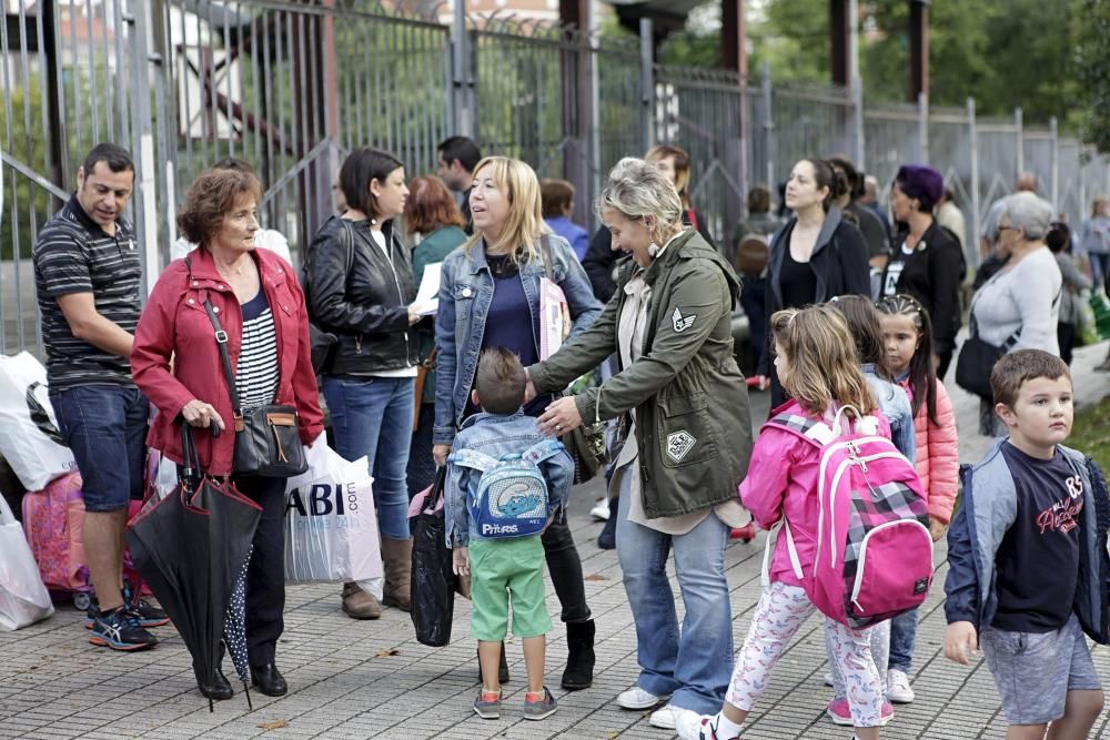 Inicio del curso con protesta de familias en el colegio Evaristo Valle del Polígono de Pumarín (Gijón)