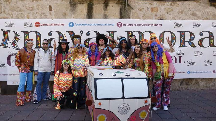 Integrantes de una de las peñas del Carnaval, en una fiesta de un año anterior en Navalmoral.