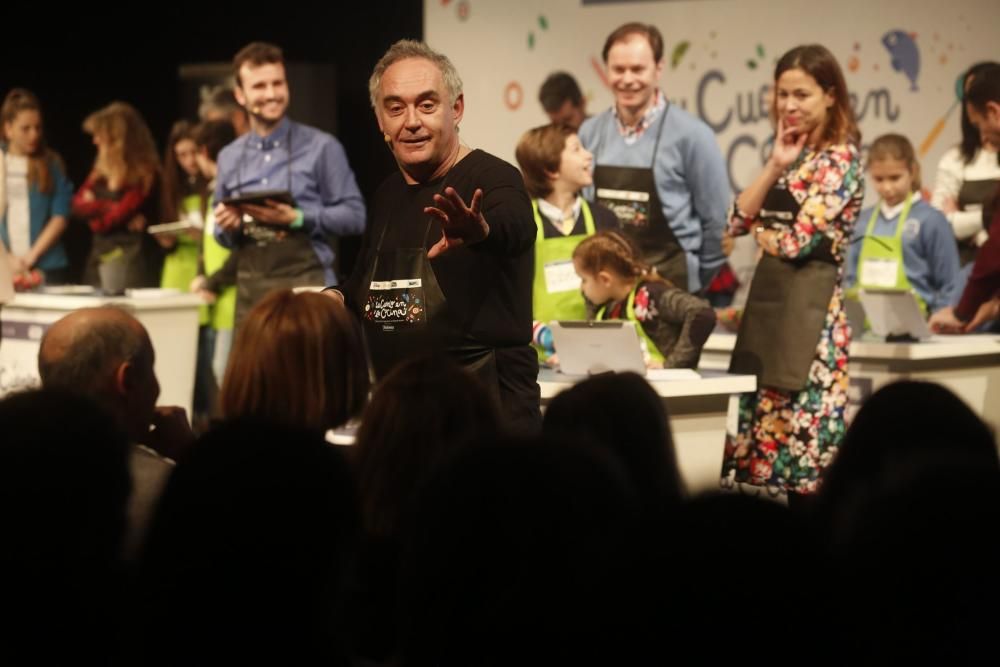 Ferran Adrià cocinando con varias familias en el centro Niemeyer de Avilés