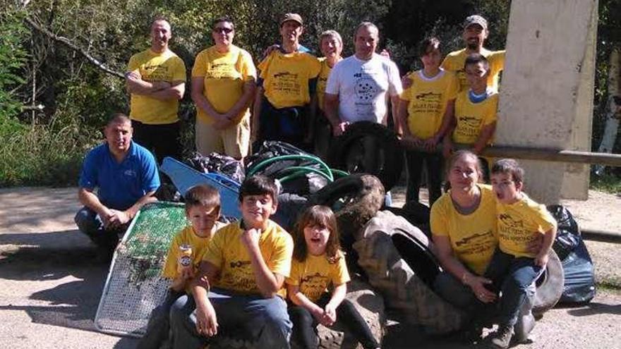 Algunos de los voluntarios participantes en la limpieza. // D.P.