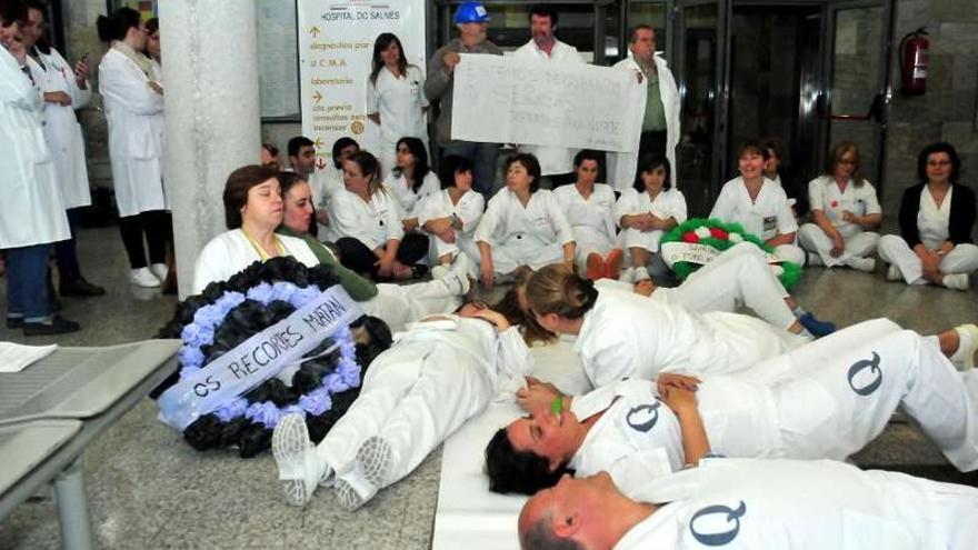Trabajadores del Hospital de O Salnés, acostados en la concentración de ayer en el vestíbulo.