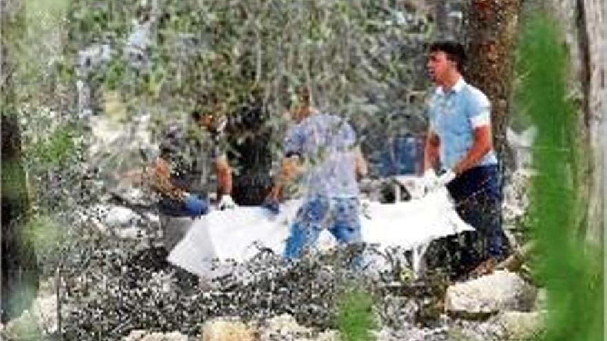 Els serveis d&#039;emergència s&#039;emporten el cadàver d&#039;una víctima.