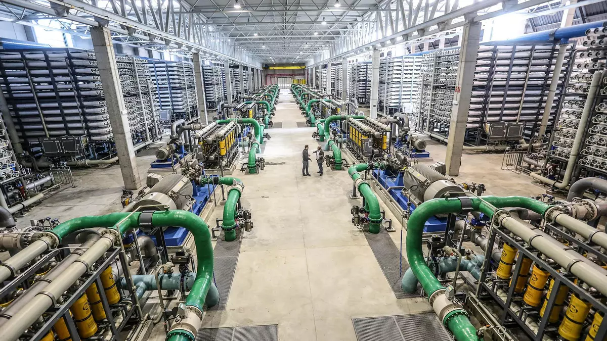 La factura eléctrica anual de desalar agua del mar en Torrevieja: 40,7 millones