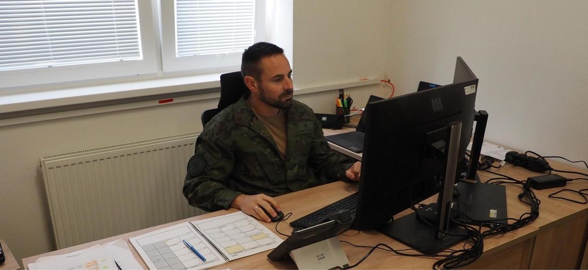 Despacho desde donde el comandante López coordina a su equipo y ejerce de enlace de comunicación.