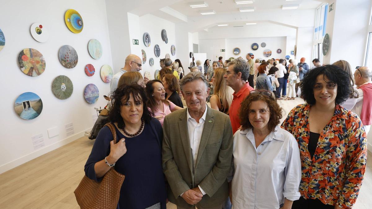 Por la izquierda, Sonia Cañal, José Ramón Prado, Beatriz González y Sandra Gallo, en la inauguración de la exposición.