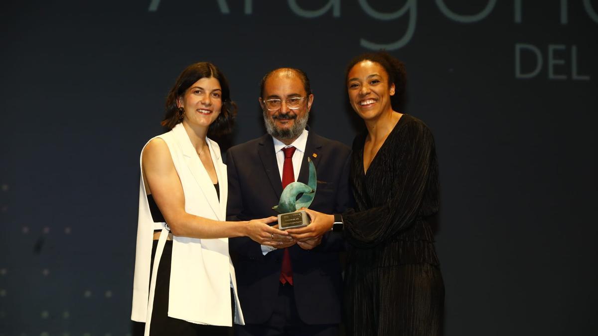 Carmen Grande y Helena Oma, jugadoras del Casademont Zaragoza Femenino, recogen el premio Aragonés del Año 2023 de la mano de Lambán