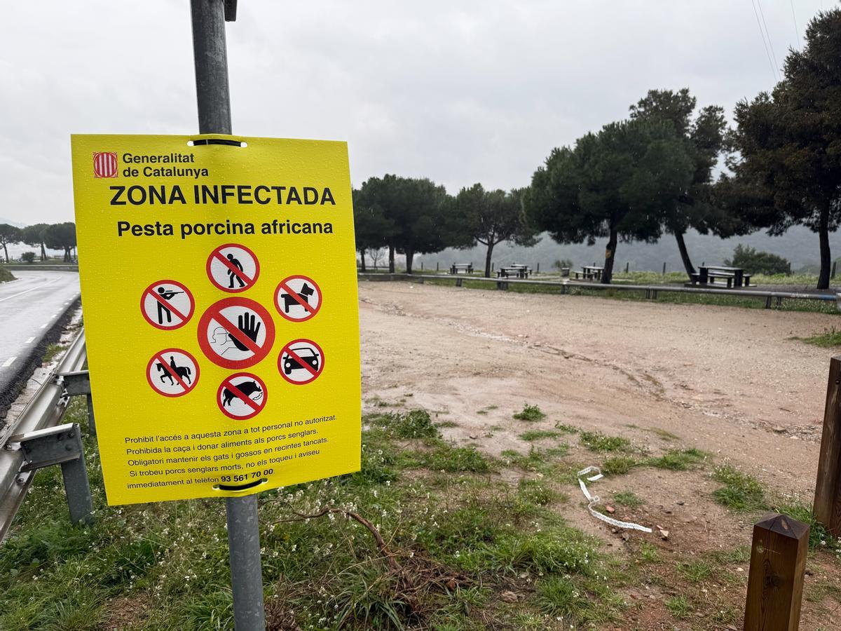La lluvia se alía con Mossos y Guardia Urbana en el primer fin de semana de cierre de Collserola en Barcelona.