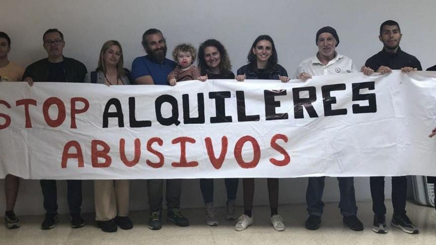 Lucía Muñoz, con miembros de la plataforma Stop Alquileres Abusivos.