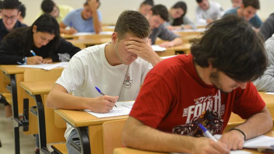 Estudiantes en pleno examen de Selectividad en Galicia (2016). // G. Santos