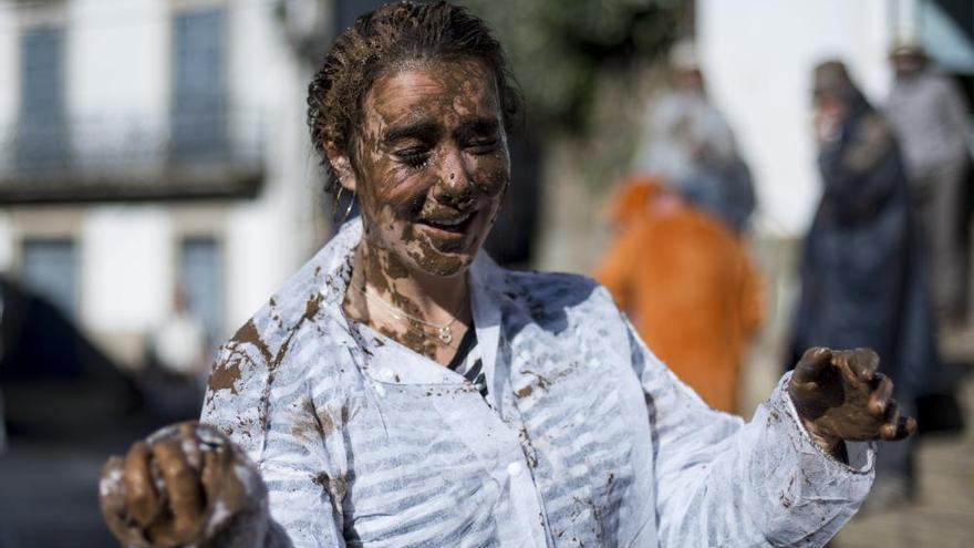 Hormigas y farrapos desatan la locura en Laza