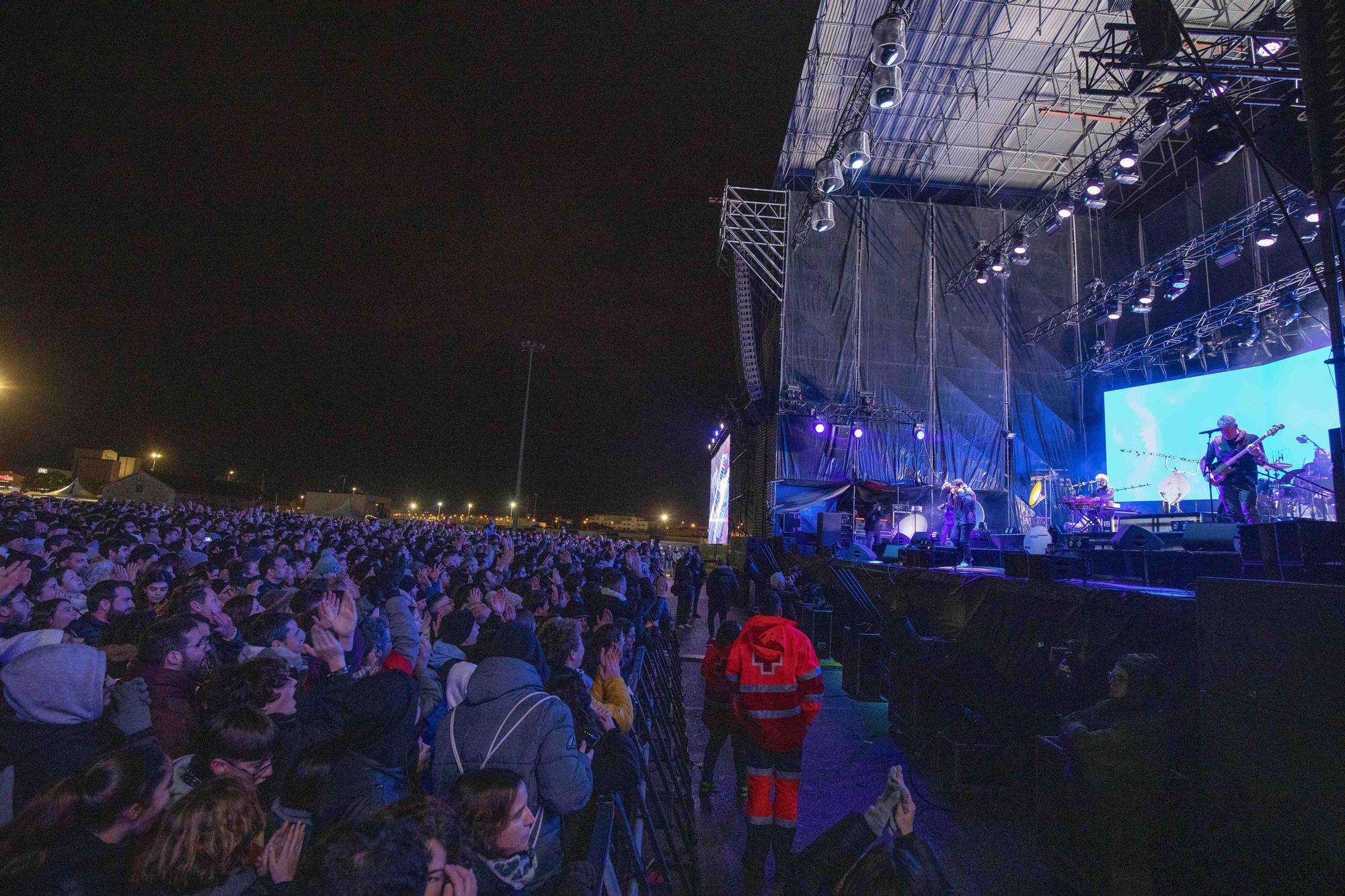 Miles de personas desafían al frío para ver el concierto de Antònia Font en Palma