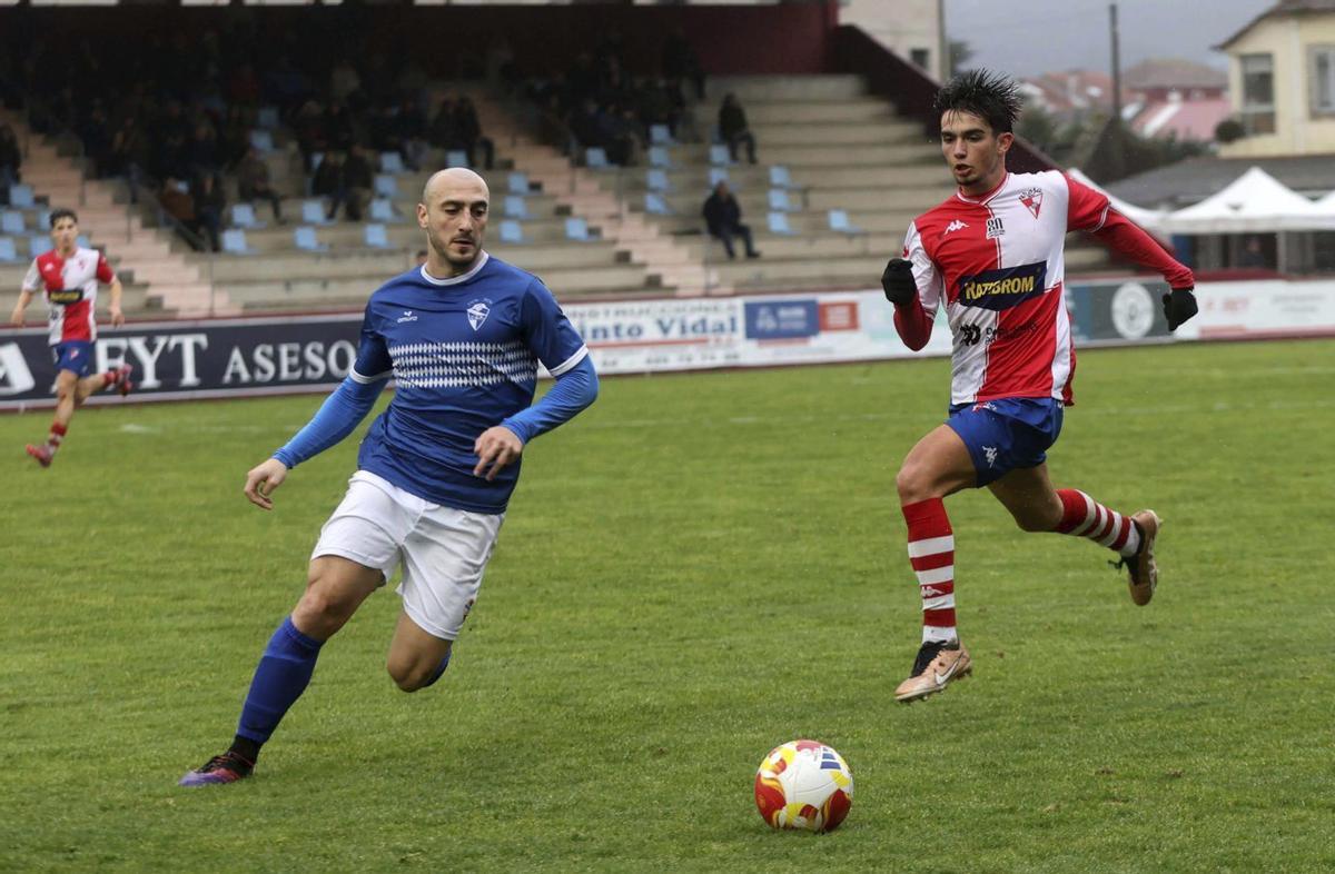 Cantero, muy sólido en el eje de la zaga, perseguido por el arlequinado Seijo. |  Noé Parga