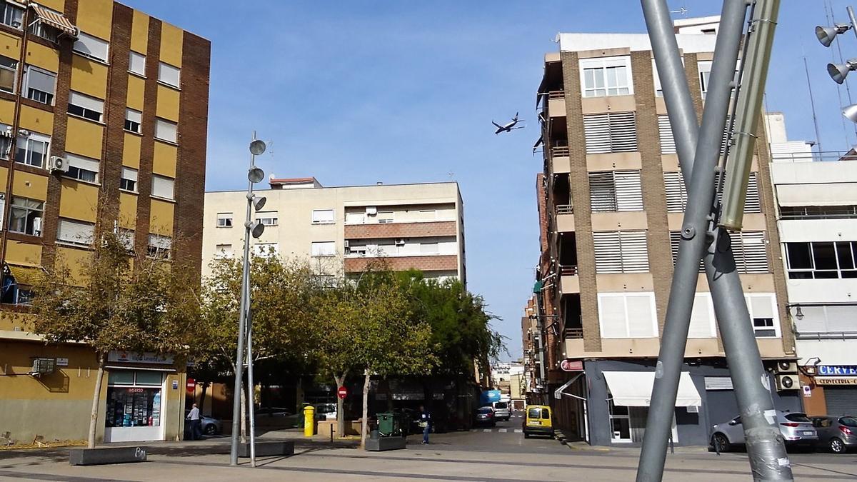 Un avión pasa sobre el caso urbano de Xirivella