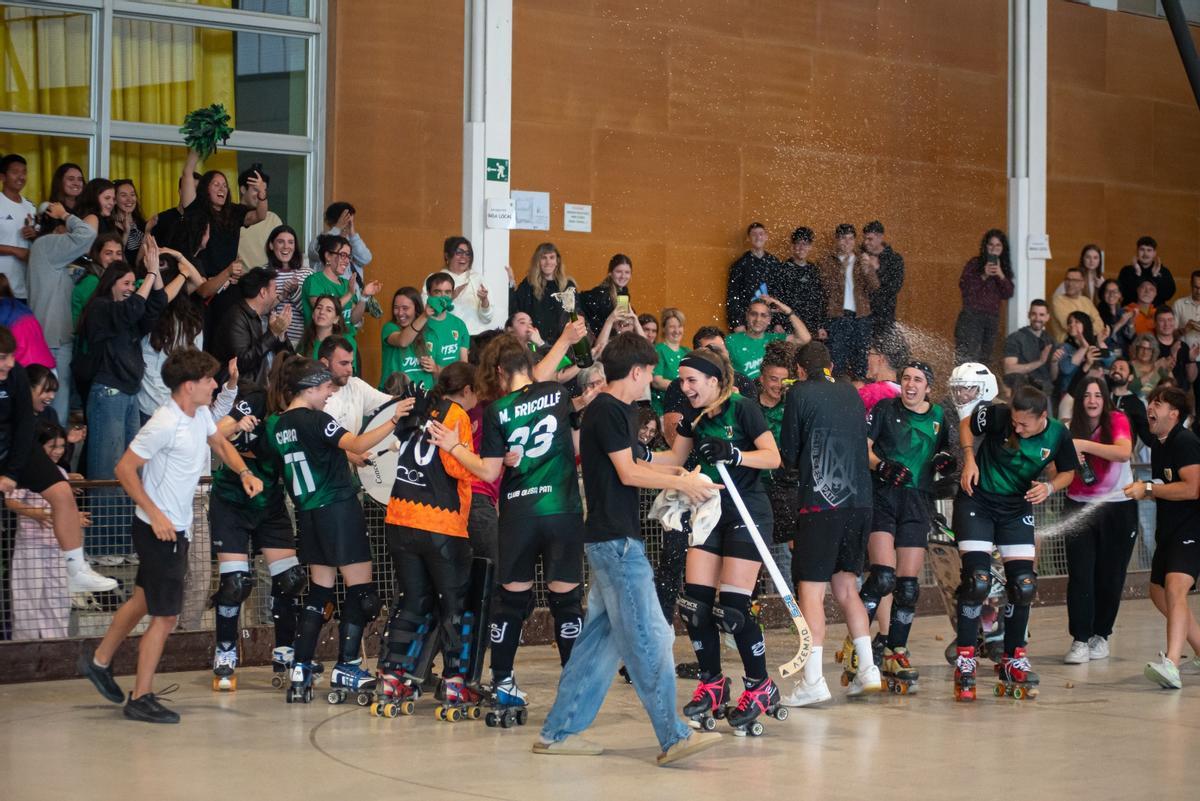 Celebració a la pista i a la graderia al final del partit
