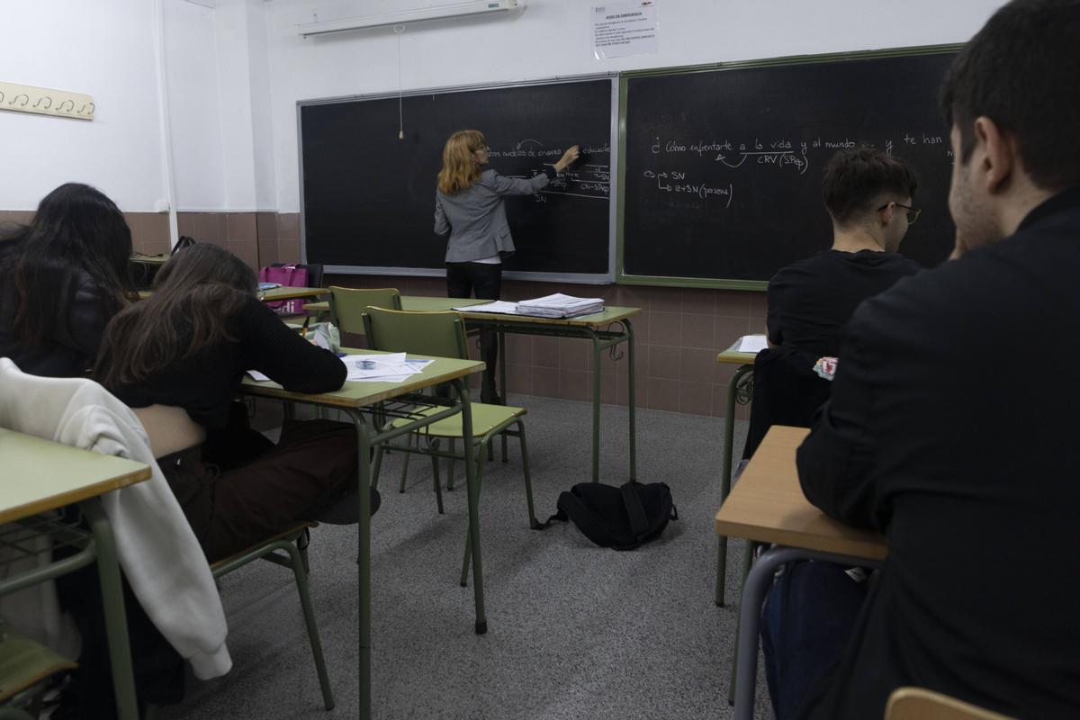 Valencia. VLC . Alumnado de segundo de Bachiller que se prepara para la PAU con su tutora. IES Ballester