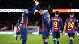 Lamine Yamal y Raphinha celebran un gol del FC Barcelona